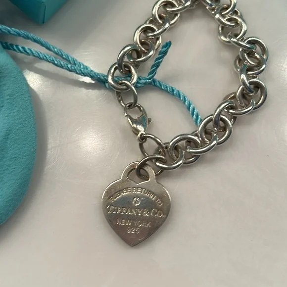GUC Tiffany & co genuine heart bracelet - Picture 2 of 3
